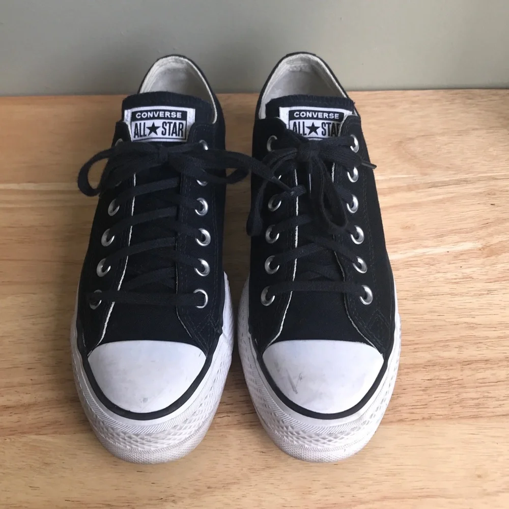 Converse Women’s Chuck Taylor All Star Low-Top Platform Sneaker Size: US 7 - Picture 3 of 13